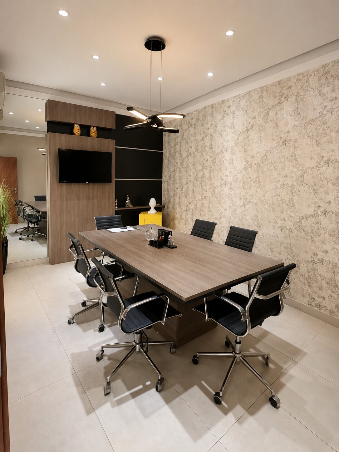 Sala de reuniões do escritório com mesa e cadeiras